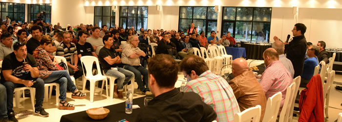 Alfredo Zaiat en el plenario de delegados