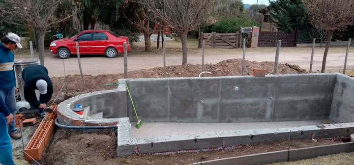 Avanza la construcción de la pileta en las cabañas de Capilla del Monte