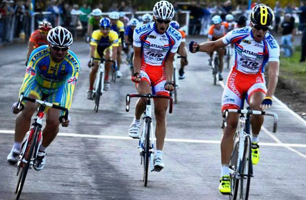 Doble triunfo del equipo de ciclismo