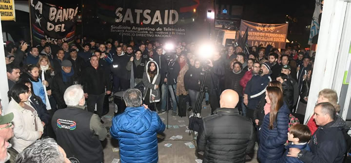 Gran acto y movilización en contra del cierre de Canal 2 La Plata
