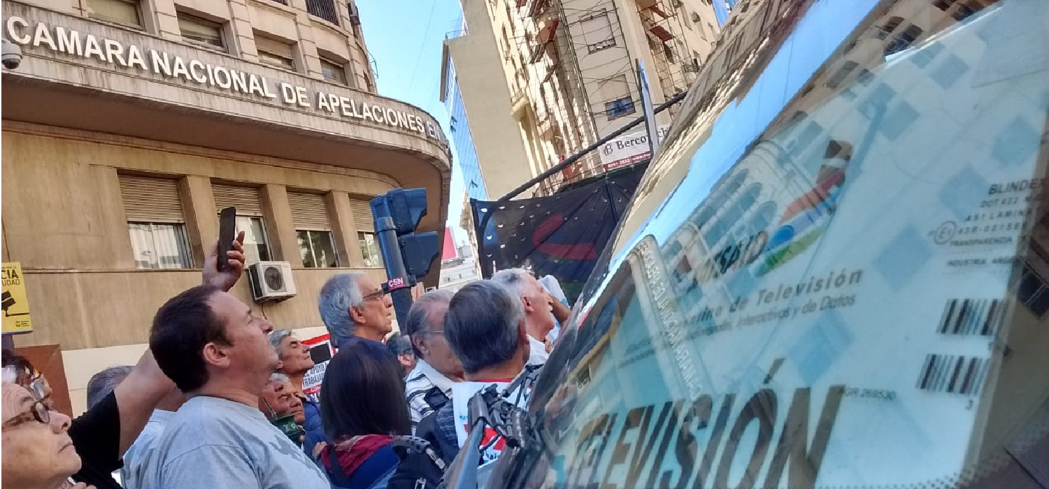 Masiva movilización en defensa de lxs compañerxs de C5N