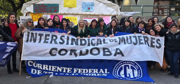 Mujeres de la CFT junto a las conductoras de trolebus