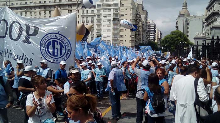 Nuestra solidaridad con los docentes y su lucha por paritarias libres
