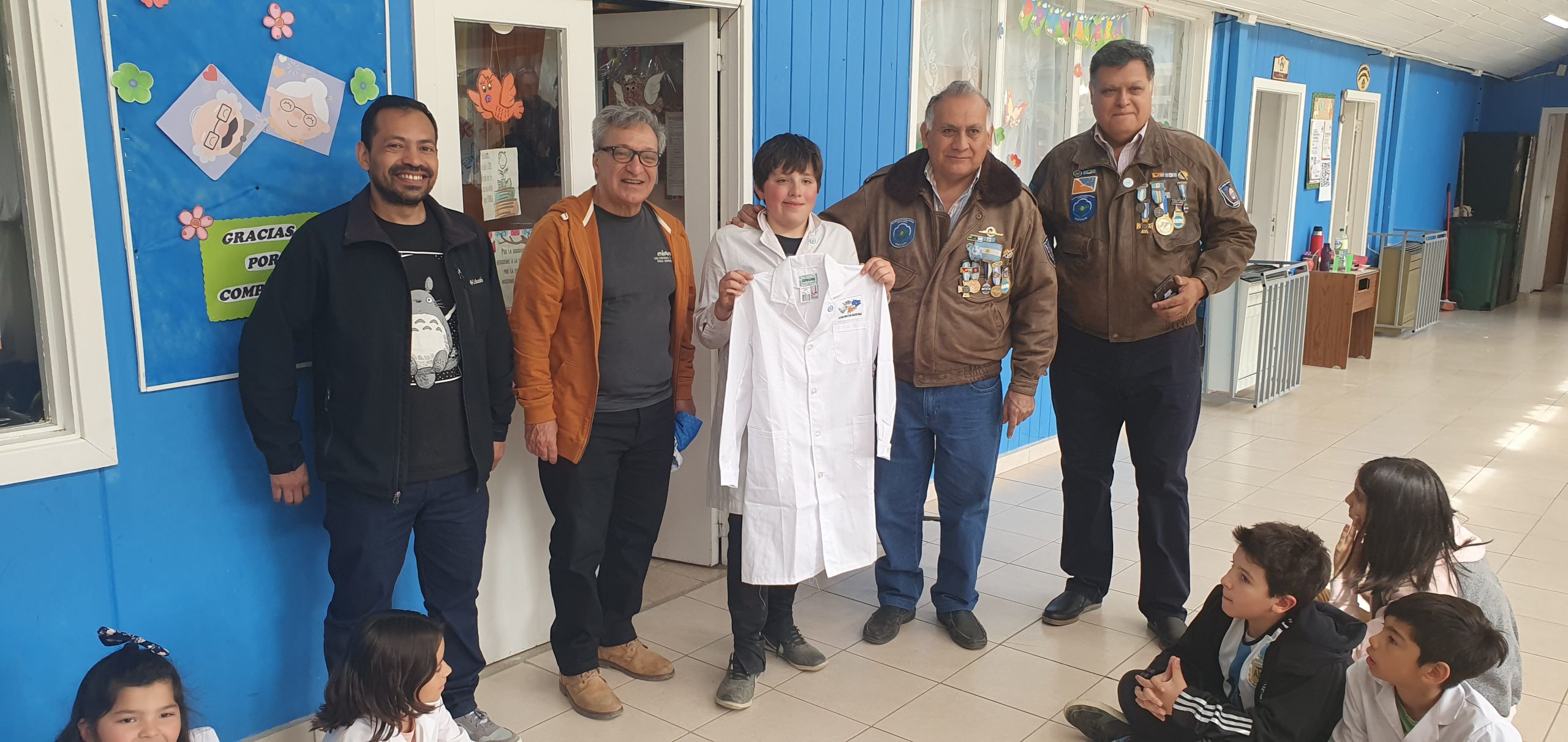 TIERRA DEL FUEGO: HORACIO ARRECEYGOR PARTICIPÓ EN LA ENTREGA DE GUARDAPOLVOS BORDADOS CON LAS ISLAS MALVINAS