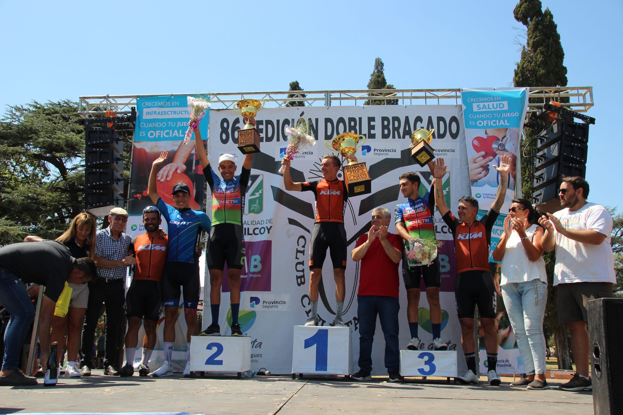 EL EQUIPO DE CICLISMO DEL SAT EN EL PODIO DE LA DOBLE BRAGADO 2023