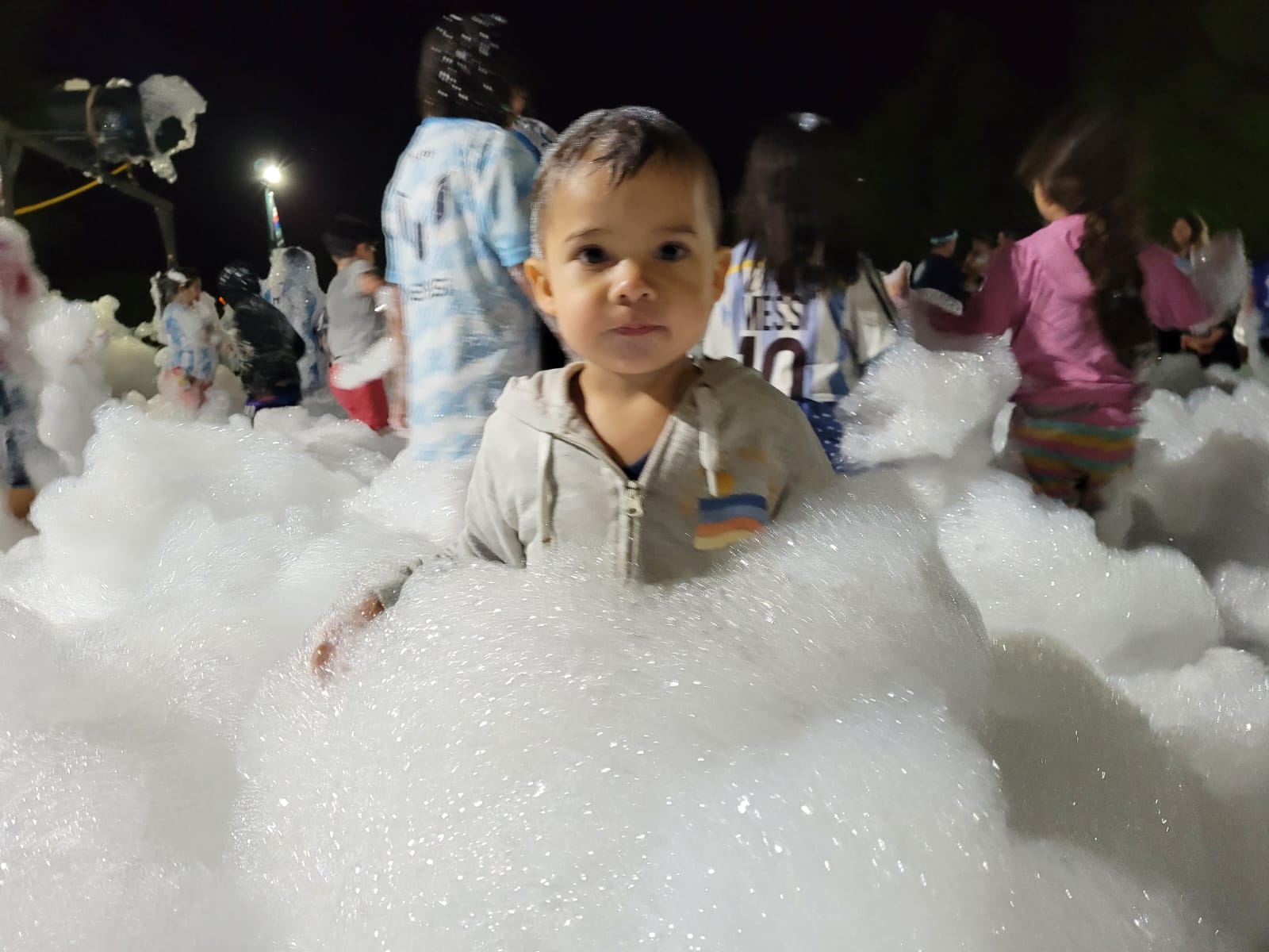 BAHÍA BLANCA: LA SECCIONAL ORGANIZÓ UNA FIESTA DE ESPUMA PARA LAS FAMILIAS DE LA TELEVISIÓN