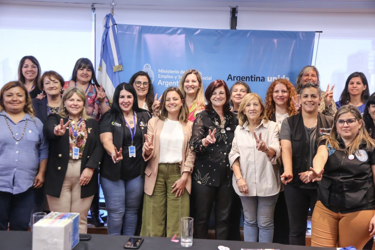 LA MINISTRA DE TRABAJO RECIBIÓ LOS CUADERNILLOS DE FORMACIÓN DE MUJERES SINDICALISTAS 