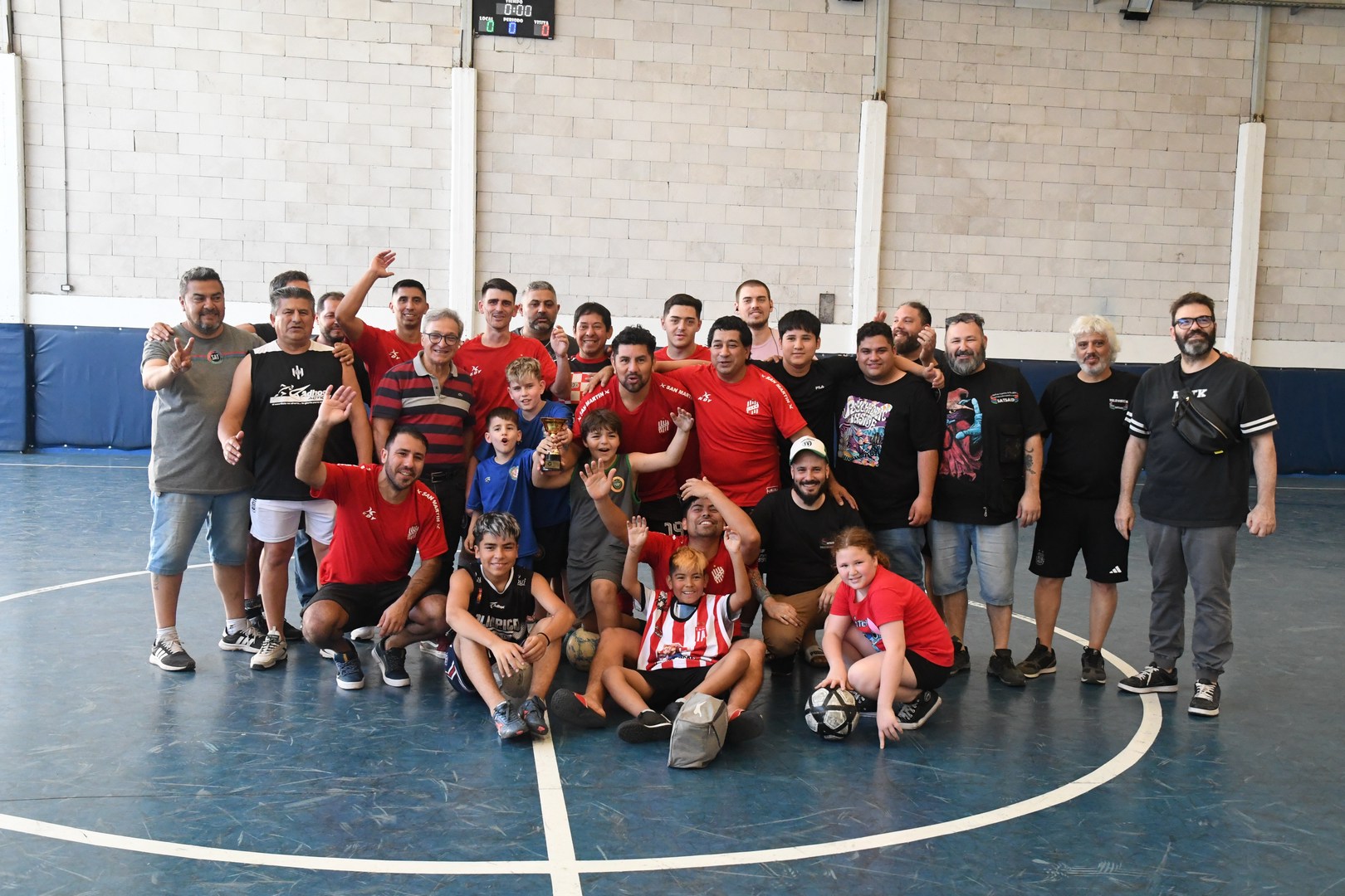 EL EQUIPO DE TELECOM CABA LEVANTÓ LA COPA EN EL TORNEO DE FÚTBOL DEL AMBA 