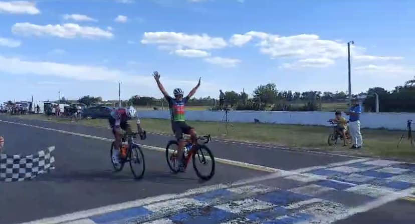 EL EQUIPO DE CICLISMO DEL SAT CORONÓ ENERO CONQUISTANDO EL PODIO DEL GRAN PREMIO CIUDAD DE 9 DE JULIO 